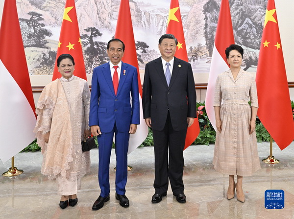 习近平会见印度尼西亚总统佐科1.jpg
